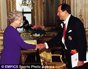 3932b25d00000578-3834282-armen_meeting_the_queen_in_1998-a-34_1476371391815